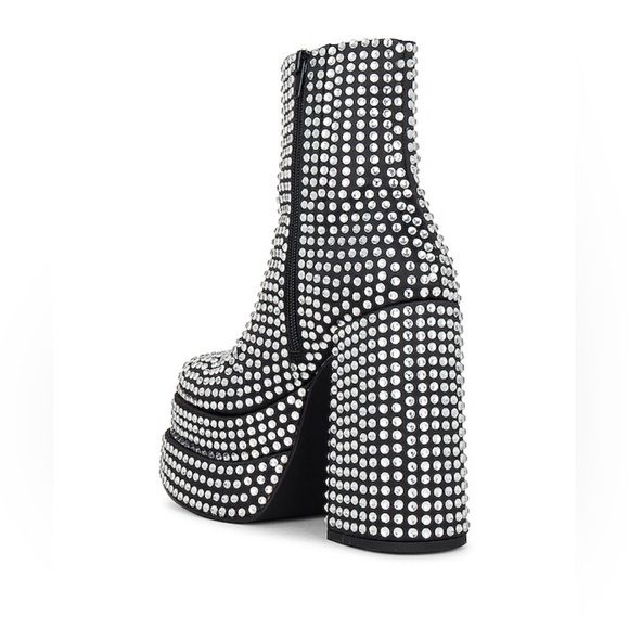 Cobra Bootie in Black
Steve Madden - Picture 2 of 10